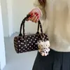 Bolso cilíndrico de moda nuevo 2026 estilo coreano transfronterizo con estampado de lunares único y moderno, versátil para llevar en la mano, al hombro y cruzado