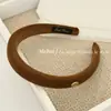 Diadema de Esponja con Logo Metálico de Sarga Minimalista Vintage y Pelo Fino con un Toque de Lujo, Elegante Diadema de Corona Alta para Mujer, Pinza para el Cabello de Color Oscuro
