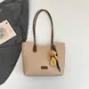 Bolso tote minimalista de gran capacidad estilo coreano para mujer, bolso de hombro de moda para la ciudad con colgante de oso versátil, bolso de mano de alta gama