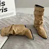Botas de estilo retrô, que aumentam a altura, com salto grosso, de fivela, bico fino, de cano médio para mulheres, nova coleção outono 2026, efeito emagrecedor, botins, botas de montaria