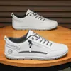 Tênis masculinos para primavera e outono, sapatos masculinos estilo coreano, sapatos casuais de couro versáteis, tênis esportivos macios slip-on para jovens