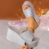 Sandalias, pantuflas, chanclas de exterior con plataforma para aumentar altura, pantuflas de mujer versátiles de verano con suela gruesa de moda, nuevo estilo 2026 con tacón de cuña