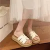 Novas sandálias slip-on da moda, antiderrapantes, versáteis, macias, estilo da moda 2026, sandálias femininas de verão para uso externo, com sola plana, confortáveis