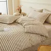 Conjunto de cama de quatro peças, novo modelo 2026, 100% algodão escovado, com estampa, fronhas, lençol, lençol com elástico, estilo saia de cama
