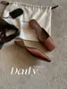 Em estoque e entrega rápida! Sapatos Estilo Mãe de Uva Bico Quadrado Francês Boca Rasa Salto Triângulo Cetim de Seda Sandálias Muller e Chinelos para Mulheres