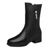 Botas de cuero suave de media pantorrilla para madres de mediana edad, botas de cuero para mujer, botines de cuero suave, botas de felpa de invierno, nuevos zapatos de cuero de invierno 2026 para mujer