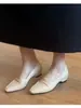 Mocassins de salto alto em couro macio para mulheres, design simples de bico fino, adequados para o trajeto diário, com efeito emagrecedor, modernos, fáceis de calçar, versáteis e em estilo britânico