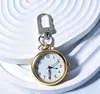 O Professor Recomenda um Mini Relógio de Chaveiro Portátil para Estudantes, Adequado para Provas, como um Acessório Decorativo para Mochilas