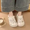Zapatos de Agujeros con Suela Gruesa de Dibujos Animados para Mujer Verano 2026 Nuevos de EVA Versátiles para Exteriores Moda de Vacaciones en la Playa Sandalias Antideslizantes