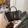Bolsa de ombro retrô, de cor sólida, minimalista, estilosa e única para mulheres, com grande capacidade, adequada para o trajeto diário e passeios, oferecendo um visual sofisticado e moderno, e pode ser carregada como uma bolsa de mão ou usada na transversal.
