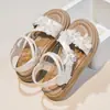 Novos Sapatos de Praia Antiderrapantes para Meninas Estilo Verão Infantil com Solas Macias 2026 Sandálias de Pérola Estilo Princesa Sandálias Florais Versáteis