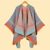 Xale com Fenda Feminino Estilo Coreano para Primavera e Outono, Padrão Simples de Peixe Koi Pequeno, Manto Quente para Viagem, Item Quente de Venda da Internet