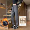 Calça de moletom cinza claro forrada com fleece para mulheres, novo estilo outono/inverno 2026, modeladora, comprimento no tornozelo, calça harém espessa para baixinhas