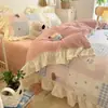 Conjunto de Quatro Peças em Lã de Leite Classe A Estilo Coreano Desenho Estampado de Renda Capa de Edredom Francesa Lençol de Cama Conjunto de Três Peças para Dormitório Flanela