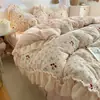 Es esponjoso y muy cálido~ El juego de cama de terciopelo de leche de cuatro piezas está engrosado para el calor del invierno, y la funda de edredón de terciopelo de coral es ropa de cama Clase A
