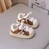 Tênis Infantis Shell Head Board para Meninos e Meninas, Estilo Primavera/Outono, Tênis Brancos Pequenos Respiráveis, Sola Macia, Antiderrapante, Tênis Esportivos Casuais para Estudantes