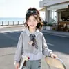 Conjunto de Dos Piezas para Niñas 2026 Primavera y Otoño Dulce y Lindo Falso Dos Piezas Sudadera Delgada Personalidad Casual Jeans de Dibujos Animados Conjunto de Dos Piezas