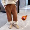 Pantalones forrados de polar para niñas, todo en uno de terciopelo, nuevos pantalones rectos gruesos elegantes y a la moda para niños Otoño/Invierno 2026, ropa de invierno para bebé