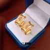 Pendientes de plata con forma de aguja y letras cuadradas chapadas en oro auténtico, pendientes de moda sencillos con borde cruzado, pendientes de alta gama de nicho, venta al por mayor para mujeres