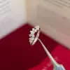 Anel de Joia de Liga de Cobre com Zircônia Novo Mais Vendido, Diamante Sintético, Anel Fechado Único e Moderno