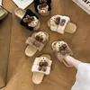 Zapatillas de peluche de oso con lazo de lunares suaves y lindas, nuevas para otoño e invierno 2026, zapatillas peludas antideslizantes y cálidas para el hogar