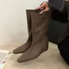 Botas Sazonais Primeiro Encontro: Botas Ankle Boot Quadradas Estilo Coreano, Aumento Interno de Altura de 4cm, Emagrecimento e Versatilidade para Outono e Inverno, Botas Curtas da Moda