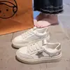 Tênis Brancos da Moda com Estampa de Estrelas para Mulheres, Novos Tênis Finos Estilosos 2026 para Primavera e Verão, Sapatos Casuais Versáteis com Solado Grosso para Mulheres