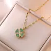 Colar Feminino Celebridade da Internet Amor Rotativo Flor de Quatro Folhas Moda Novo Design de Nicho Senso de Design Pingente Vento Frio Colar de Aço Titânio
