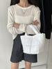 Bolso de plumas de estilo coreano de moda para otoño e invierno, diseño de nicho, bolso de mano de alta gama para mujer, ligero y simple, bolsa para ropa de algodón