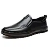 Sapatos casuais de couro de vaca de primeira camada para homens, novos mocassins de couro genuíno com solas macias e cabedais macios, feitos à mão, adequados para pais de meia-idade e idosos