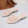 Sandálias plissadas de salto baixo femininas novas de verão 2026 plus size transfronteiriças, sandálias quadradas de bico quadrado e salto quadrado da moda, atacado