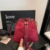 Bolsa de cordão solta feminina 2026 outono novo estilo moda bolsa de mão bolsa de ombro bolsa balde transversal retro para o dia a dia