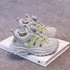 Tênis Esportivo de Malha Única Masculino e Infantil 2026 Verão Novo Botão Giratório Respirável Sapatos Brancos Tênis de Corrida Leve Infantil