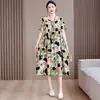 Vestido floral de mamá, nuevo modelo verano 2026, para mediana edad y mayores, hecho de algodón rayón, corte holgado, estampado, vestido de longitud media