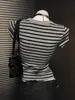 Camiseta de manga corta a rayas de bloques de color estilo chica hot retro americana, diseño de nicho de verano, corte ajustado, top con botón en el hombro regular