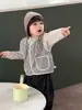 Colete xadrez para bebê menino Outono 2026 Novo Estilo Roupas de Outono para Crianças Estilo Coreano Roupas Infantis Conjunto de Moletom e Jeans para Meninos