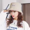 Estilo celebridad de internet otoño e invierno sombrero de lana de cordero sombrero de pescador femenino cálido para exteriores a prueba de frío bordado engrosado color sólido sombrero de cubo