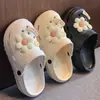 Clogs de enfermeiro respiráveis de novo estilo, modernos, fofos, leves para uso externo no verão 2026, sandálias de exterior