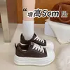 Zapatos de plataforma con aumento de altura para chica bajita 5 cm mujer invierno felpa engrosada retro color café suela gruesa zapatos casuales suela suave ligero con cordones