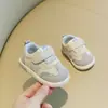 Sapatos para bebês e crianças pequenas, novos modelos de primavera e outono, sapatos infantis de desenho animado com velcro, sola macia, estilo Forrest Gump, sapatos esportivos antiderrapantes para meninas, que fazem barulho