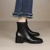 Botas de Cano Curto com Salto Grosso Femininas 2026 Outono/Inverno Novas Botas Retrô de Bico Quadrado Emagrecedoras com Zíper Lateral de Lã Versátil para Pessoas Baixas Botas de Cano Curto
