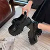 Zapatos pequeños de cuero de suela gruesa para mujer 2026 nuevo otoño versátil estilo británico retro que aumenta la altura antideslizante mocasines negros con cordones