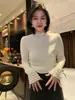 Camiseta de tricô feminina estilo francês, gola alta discreta, manga longa, justa ao corpo, elegante, com costura decorativa