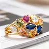 Anel de Dedo Indicador Yanbai Estilo Europeu e Americano Transfronteiriço Colorido Luxo Leve Retrô Design Vazado Popular Cobre Multicolorido Inlaid Anel com Micro Zircônia