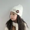 Gorro tejido de lana para otoño e invierno de niños, gorro cálido para bebé de color liso, estilo coreano con flores pequeñas, engrosado para protección contra el frío, adecuado para bebés niños y niñas
