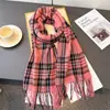 Cachecol Lenço Quente Xadrez Color Block Imitação de Caxemira Retro Coreano Unissex Outono e Inverno para o Dia a Dia com Franjas