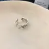 Anel Aberto Flor Assimétrica Estilo Europeu e Americano, Moderno, Simples, Versátil Anel para Dedo Indicador, Anel de Design de Nicho para Mulheres