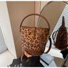 Bolso pequeño de color contrastante para otoño e invierno, para combinar con todo, novedad de 2024, popular bolso cruzado con estampado de leopardo, bolso de cubo portátil superpopular
