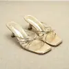 Pantuflas Cuadradas de Punta Abierta, Elegantes y Atractivas, con Patrón Sutil de Agrietamiento, Sandalias de Tira Fina con Cordón Dorado de Moda 2025