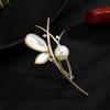 Broche Elegante e Natural de Madrepérola Pin de Design de Nicho Feminino Elegante Corsage de Pérola Acessórios de Vestuário para Mulheres